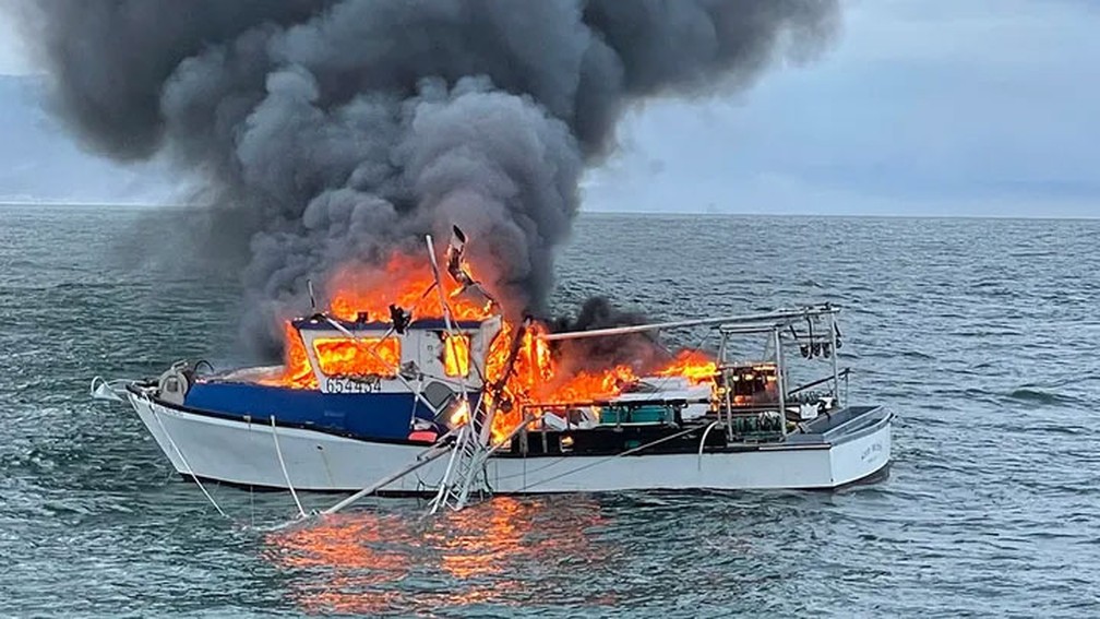Barco pesqueiro pega fogo na costa dos EUA — Foto: Divulgação/Guara Costeira dos EUA do Noroeste do Pacífico