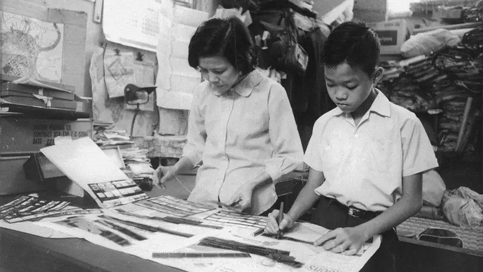 Embora os fotógrafos fossem Jimmy e seu pai， a fotografia era um negócio de família onde todos desempenhavam um papel. — Foto: Vincent Ly