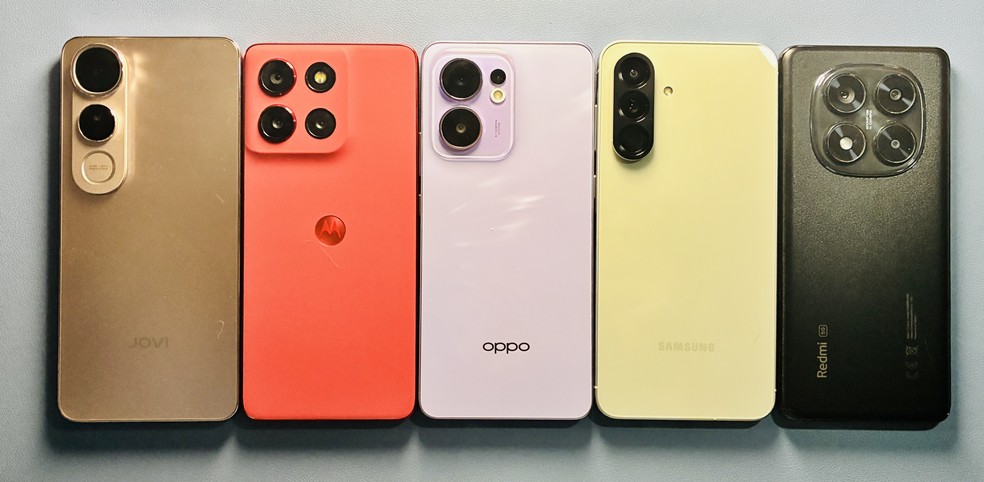 Celulares intermediários vistos por trás: Jovi， Motorola， Oppo， Samsung e Xiaomi — Foto: Henrique Martin/g1