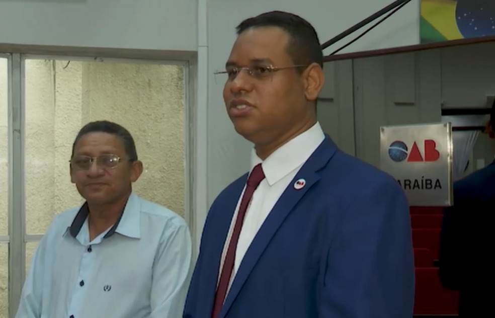 Jeoslan Costa e seu pai， o pintor José Justino — Foto: TV Cabo Branco/Reprodução