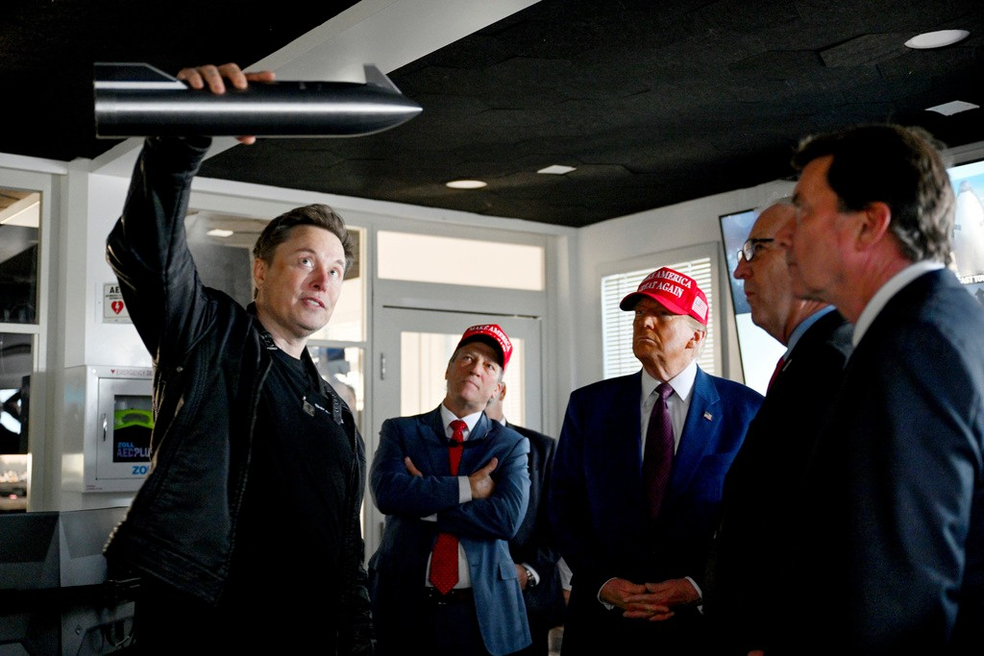 Presidente eleito dos EUA， Donald Trump， acompanhou lançamento da Starship junto com o bilionário Elon Musk， na base aérea da SpaceX — Foto: Brandon Bell/Pool via AP