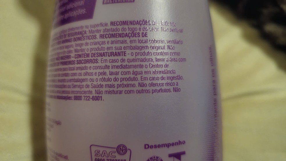 Rótulo de álcool etílico recomenda não seja misturado a outros produtos. — Foto: Emily Santos/g1