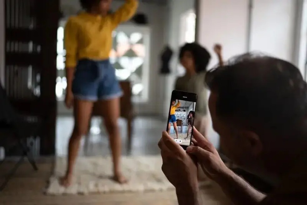 Fenômeno é antigo， mas tomou uma nova dimensão com as redes sociaisj1.com， em que curtidas e compartilhamentos incentivam pessoas a se exporem cada vez mais — Foto: Getty Images via BBC
