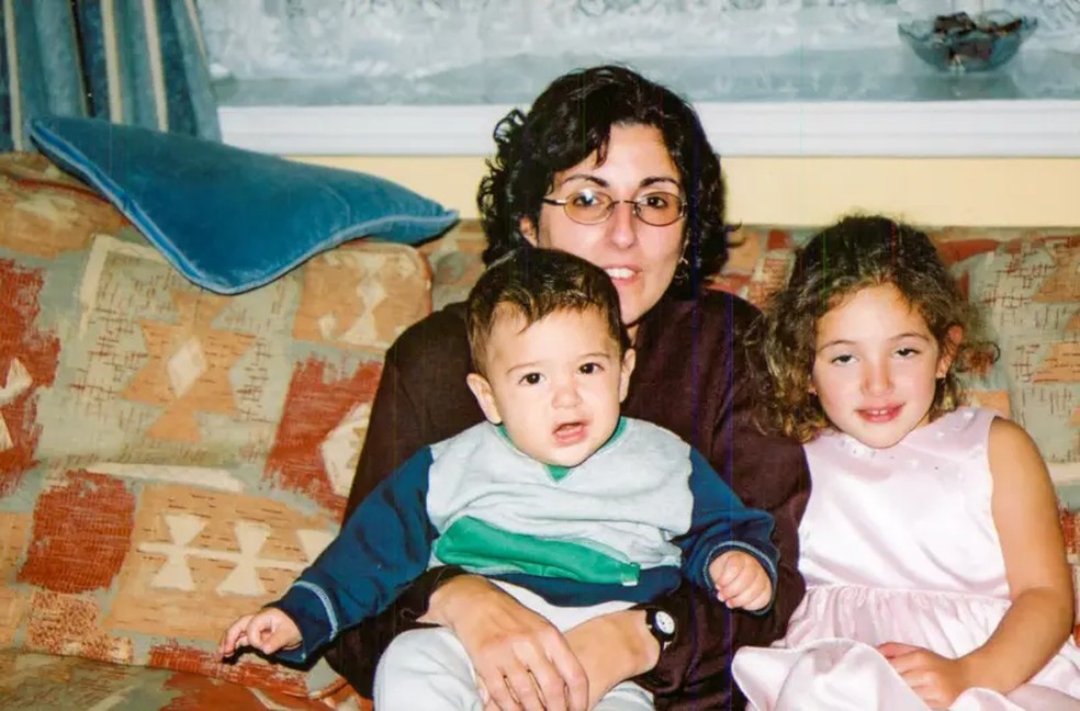 Eric e Aviva (na foto， quando crianças) não se lembravam da voz da mãe — Foto: Sarah Ezekiel