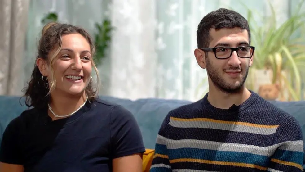Aviva e Eric dizem que a nova voz da mãe ajudou a aproximar a família — Foto: BBC