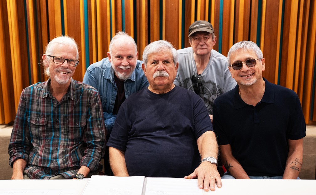Dori Caymmi posa no estúdio da gravadora Biscoito Fino com o grupo Boca Livre， com quem canta as músicas 'Búzio azul' e 'Viageiro' no álbum Utopia — Foto: Isabela Espíndola / Divulgação