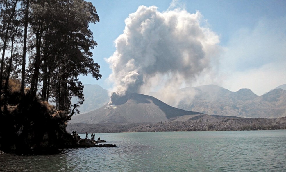 Cinza vulcânica é vista durante erupção de vulcão que fica em Monte Rinjani， na ilha indonésia de Lombok， em 25 de outubro de 2016 — Foto:  Lalu Edi/Antara/ Reuters