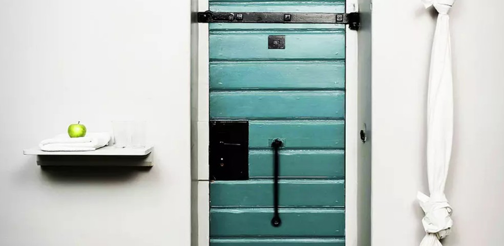 Porta do quarto no hotel Långholmen.  — Foto: Reprodução
