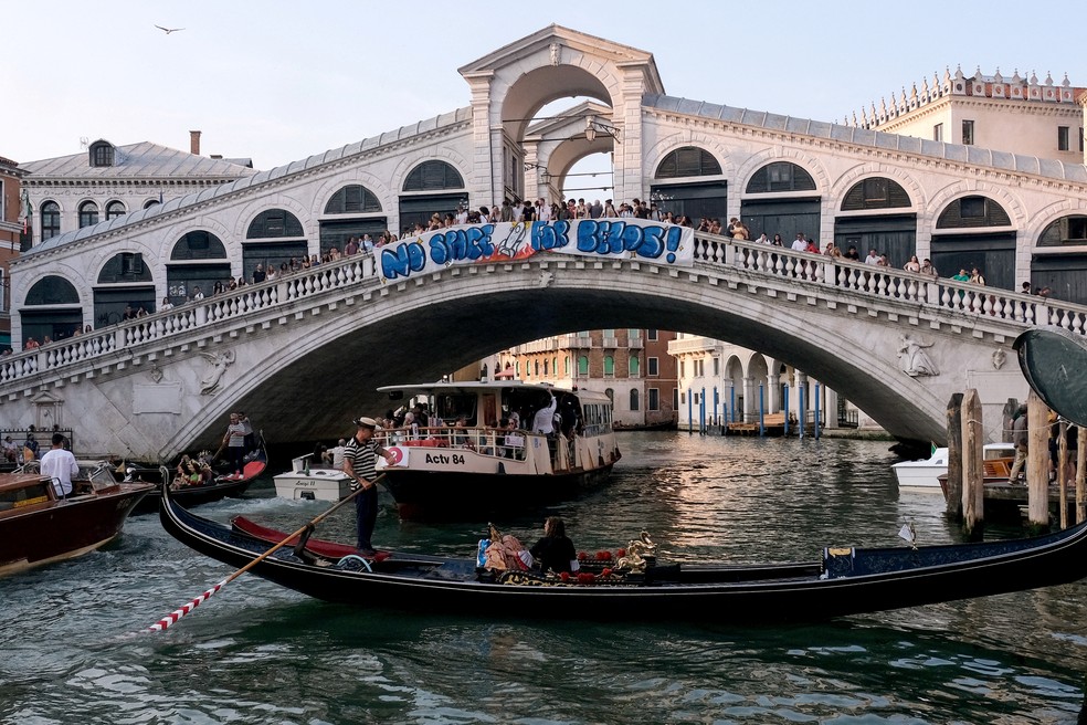 Protestos contra o casamento de Bezos na ponte Rialto， em Veneza.  — Foto: Reuters
