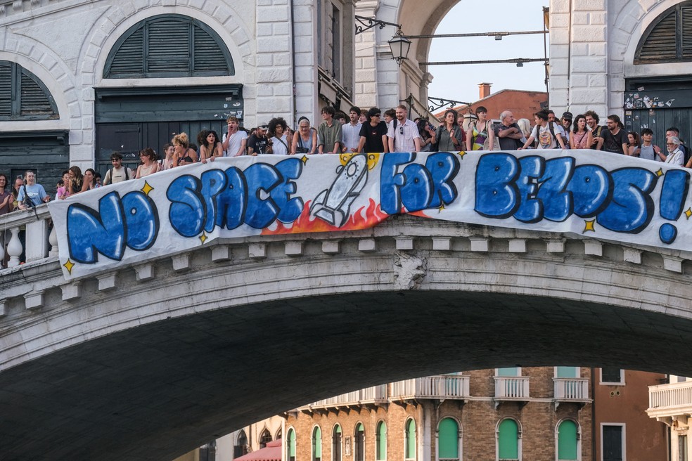 Placa "No space for Bezos" feita por moradores de Veneza contrários ao casamento do bilionário na cidade. — Foto: Reuters