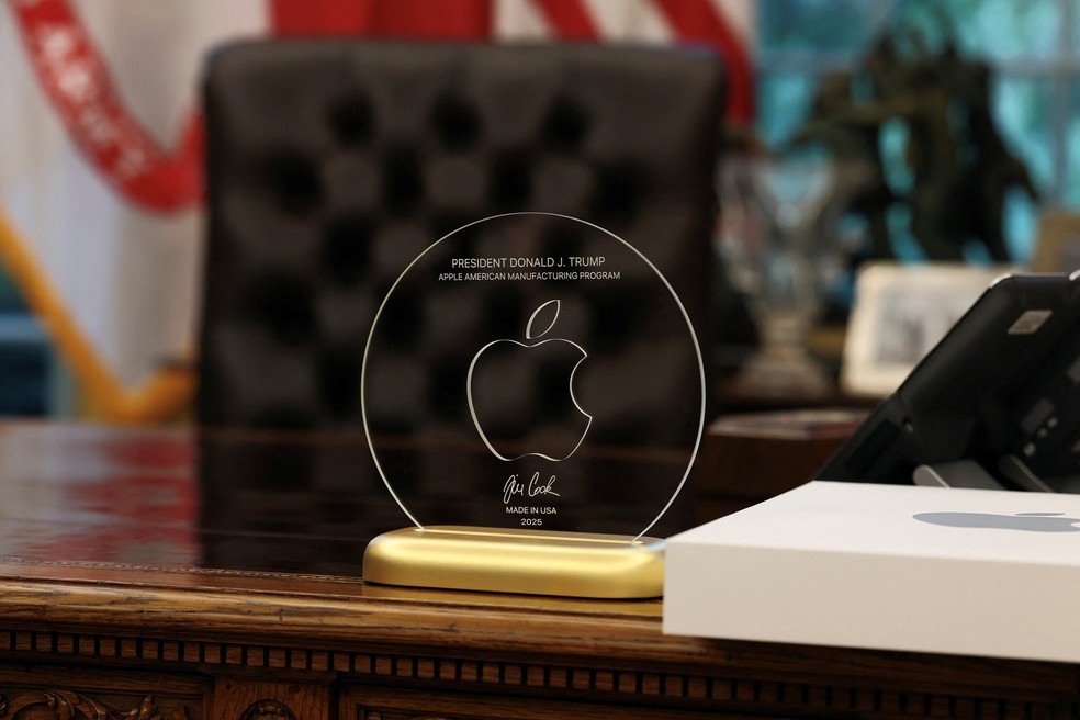 Troféu que Tim Cook deu para Trump — Foto: Reuters/Jonathan Ernst