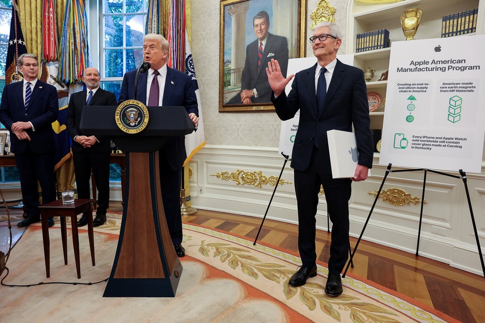 Presidente dos EUA， Donald Trump， e CEO da Applej1.com， Tim Cook. — Foto: Reuters/Jonathan Ernst